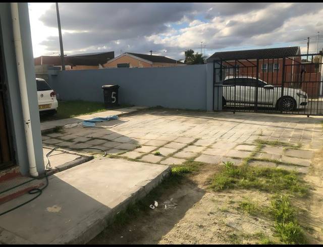 2 BEDROOM HOUSE FOR SALE IN IKWEZI PARK